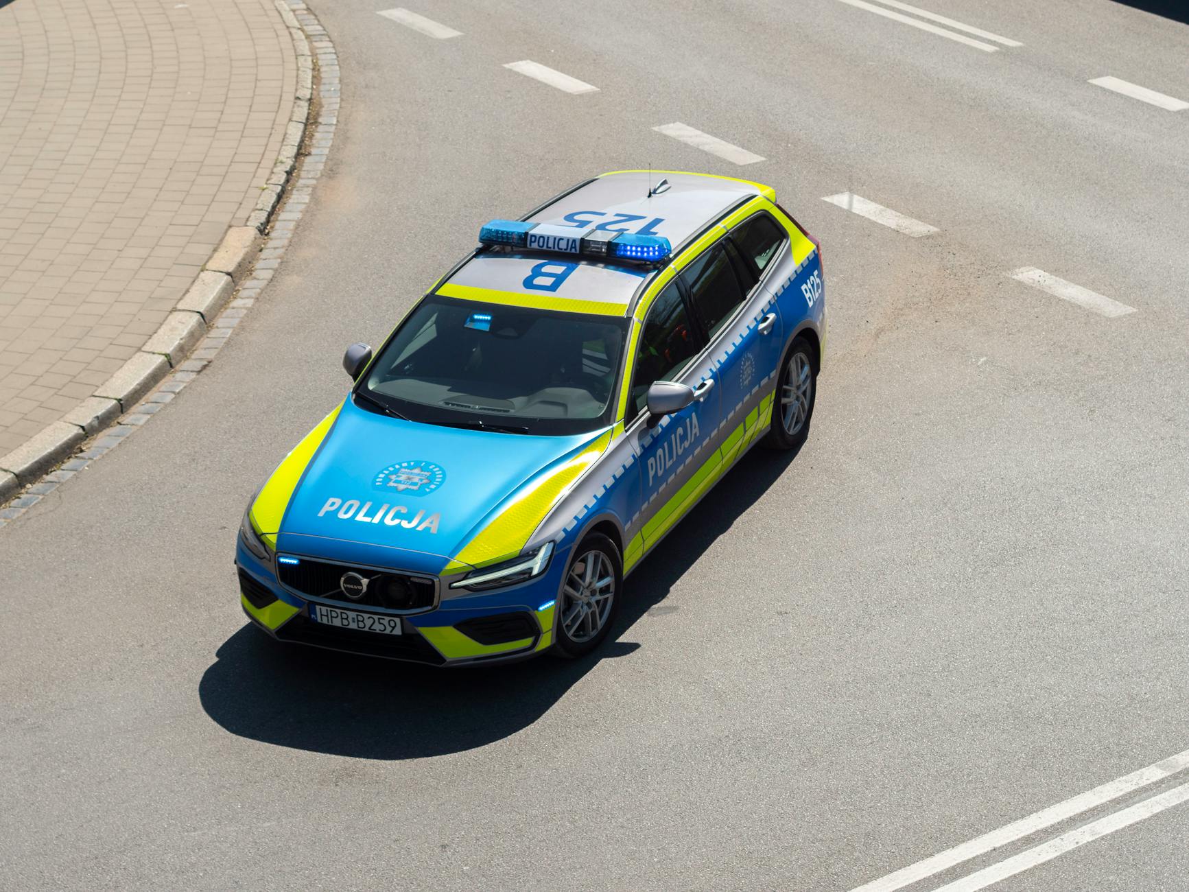 Policjanci z Garwolina zabezpieczają narkotyki i sprzęt do uprawy konopi podczas akcji przeciwko handlarzom.
